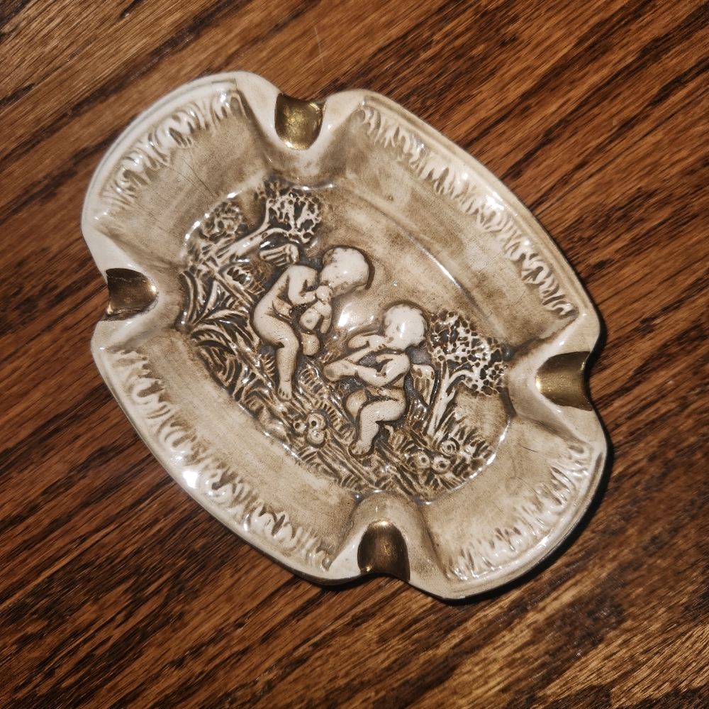R. CAPODIMONTE VINTAGE ASHTRAY ITALY